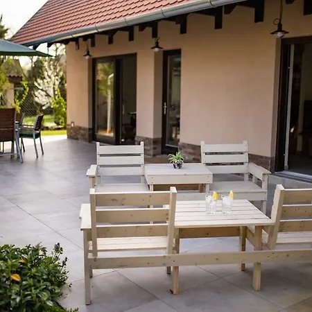 Kisduna Garden Vendeghaz بيت للعطل