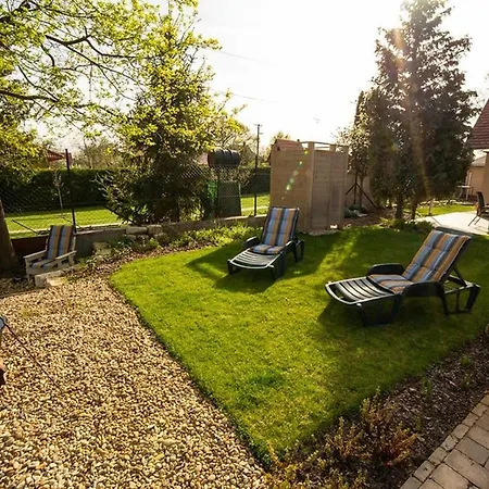 Kisduna Garden Vendeghaz بيت للعطل *